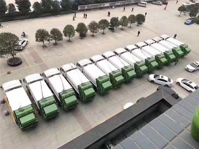 某軍港領導蒞臨我公司驗收13輛軍港壓縮式垃圾車